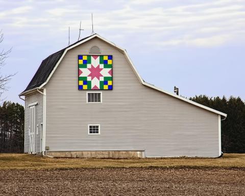 barn with colorful quilt block on side (pixabay)